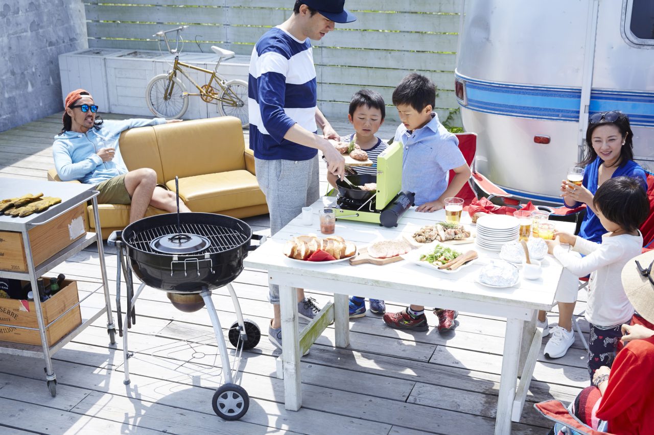 ガレージハウスでBBQをする家族